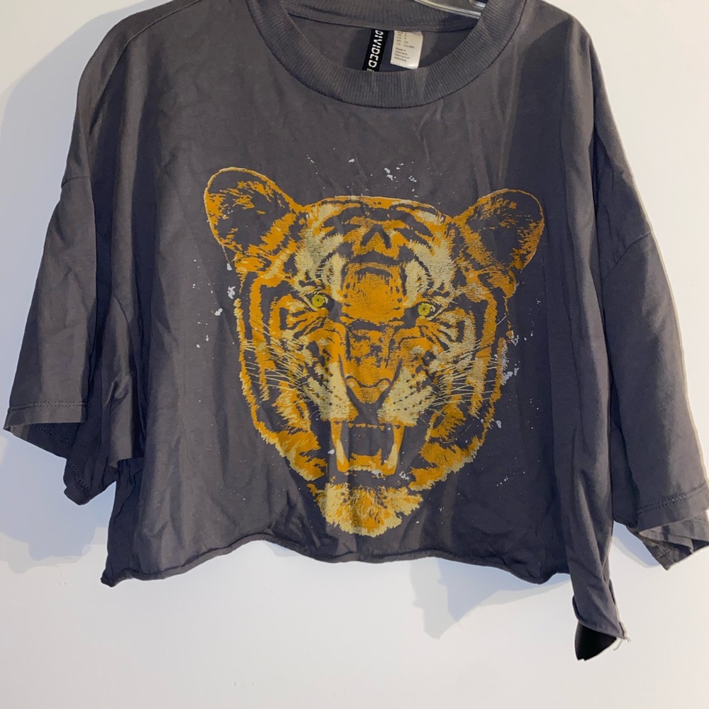 H&M Divided Crewneck Tee in Charcoal Gray